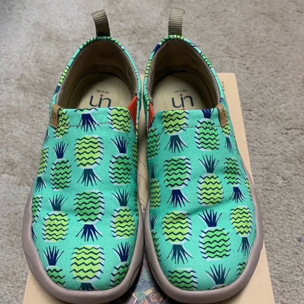 Lightly worn UIN Taste of Hawaii slip on size 5.5
